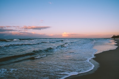 日落时海浪拍岸